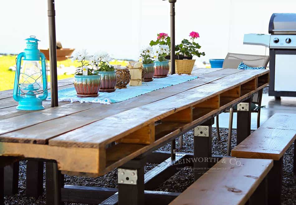 DIY Pallet Outdoor Dining Table 